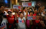 Des partisans du Pheu Thai réagissent aux premiers résultats des législatives, le 24 mars 2019 à Bangkok, en Thaïlande