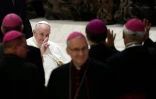 Le pape François salue des évêques lors d'une audience avec des enfants de choeur venus de france dans la salle Paul VI au Vatican, le 26 août 2022
