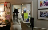 Une femme se tient devant la réception de la clinique Hope Medical Group for Women, à Shreveport, dans l'Etat de Louisiane, le 19 avril 2022