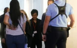Le guitariste américain Eden Galindo (C), ancien membre des Eagles of Death Metal, arrive pour être entendu lors du procès du 13 novembre 2015 au palais de justice de Paris, le 17 mai 2022