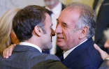 Le président français Emmanuel Macron (g) discute avec le maire de Pau et patron du MoDem François Bayrou au palais de l'Elysée, à Paris, le 22 novembre 2023