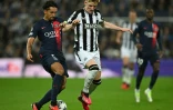 Le capitaine parisien Marquinhos (g) Ă la lutte avec le milieu de Newcastle Anthony Gordon, le 4 octobre 2023 Ă Newcastle