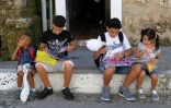 Des enfants cubains lisent des livres, pendant la Foire internationale du Livre, le 13 février 2017 à La Havane