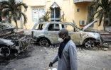 Les carcasses de deux voitures incendiées après une attaque contre la radio RFM, appartenant au groupe de médias du chanteur et ancien ministre sénégalais Youssou Ndour, à Dakar, le 5 mars 2021
