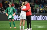 Le sélectionneur américain Vlatko Andonovski réconforte sa milieu de terrain Lindsey Horan dimanche à Melbourne, après l'élimination en huitième de finale du Mondial contre la Suède 