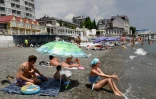 Une famille sur une plage de la Crimée annexée, le 18 juin 2023