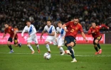 L'attaquant espagnol Pablo Sarabia marque sur pénalty, l'unique but de la victoire face à la Grèce, lors des éliminatoires de la Coupe du monde 2022 au Qatar, le 11 novembre 2021 à Athènes