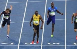 Le Jamaïcain Usain Bolt remporte la finale du 200 m devant le Canadien André De Grasse (d) et le Français Christophe Lemaître (g), lors des Jeux olympiques de Rio, le 18 août 2016