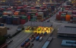 Des camions et des conteneurs dans un port de Nanjing, en Chine, le 8 avril 2025