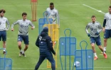 Des joueurs du Bayern Munich --de g à d: Alvaro Odriozola, Michael Cuisance, l'entraîneur Hansi Flick, Jerome Boateng, Lucas Hernandez et Lars Lukas Mai-- le 5 mai 2020 au camp d'erntraînement du Bayern au sud de Munich
