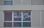 Message affiché sur les vitres d'un appartement à Rennes, le 24 mars 2020. Mais certains amoureux ne peuvent résister à braver le confinement pour se retrouver