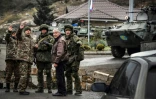 Des soldats russes des forces de la paix contrôlent un véhicule à un check-point près de Stepanakert, capitale du Nagorny Karabakh, le 13 novembre 2020 