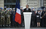 François Hollande rend hommage aux trois policiers tués dans les attaques contre Charlie Hebdo, le 7 janvier 2016 dans la cour de la Préfecture de police à Paris