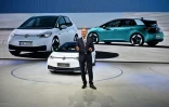 Le PDG de Volkswagen Herbert Diess présente la nouvelle voiture électrique ID.3, le 9 septembre 2019 à Francfort