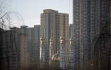 Les minarets d'une mosquée devant des tours d'immeubles, le 2 mars 2018 à Linxia, dans le nord-ouest de la Chine