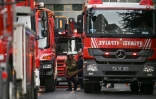 Des pompiers sur le site d'un incendie qui s'est déclaré au sous-sol d'un immeuble résidentiel à Istanbul, le 2 avril 2024 en Turquie