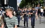 Une patrouille de policiers sur les Champs Élysées à Paris le 27 mai 2022, veille de la finale de la Ligue des champions Liverpool-Real Madrid