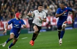 L'ailier néo-zélandais Rieko Ioane transperce la défense française pour marquer un essai, lors du dernier test-match de la tournée d'automne, le 20 novembre 2021 au Stade de France à Saint-Denis