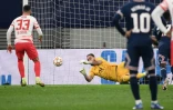 Le gardien italien du Paris Saint-Germain, Gianluigi Donnarumma, détourne le pénalty tiré par l'attaquant portugais de Leipzig, Andre Silva, lors de la 4e journée de la Ligue des Champions, le 3 novembre 2021 à Leipzig