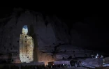 Des personnes assistent le 9 mars 2021 à la projection en 3D d'un des deux Bouddhas géants sculptés dans une falaise à Bamiyan, en Afghanistan, vingt ans après leur destruction par les talibans
