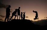 De jeunes Palestiniens font du parkour à Gaza le 5 novembre 2020