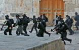 Heurts entre policiers israéliens et Palestiniens sur l'esplanade des Mosquées à Jérusalem-Est, le 22 avril 2022