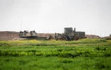 Un tannk et un bulldozer de l'armée israélienne en action le 23 février 2020 le long de la frontière entre Israël et la bande Gaza où l'armée isarélienne dit avoir récupéré le corps d'un Palestinien abattu.
