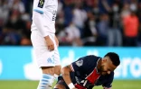 Le défenseur de Marseille, Alvaro Gonzalez (g) et l'attaquant brésilien du Paris-SG, Neymar, lors du match de Ligue 1 au Parc de Princes, le 13 septembre 2020