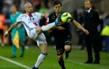 Le défenseur de Lyon Christophe Jallet (g) à la lutte avec le milieu de Monaco Bernardo Silva au Parc OL, le 7 mai 2016
