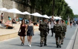 Militaires français en patrouille à "Paris Plages" le 22 juillet 2016 à Paris