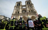 Des sapeurs-pompiers observent une minute de silence en hommage à leurs collègues décédés, devant la cathédrale Notre-Dame de Paris, lors d'une manifestation, le 28 septembre 2026