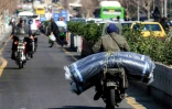 Une moto chargée de marchandises, le 21 février 2026 à Téhéran