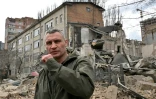 Le maire de Kiev, Vitali Klitschko, sur le site d'une attaque de missiles russes, le 25 mars 2024
