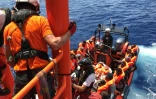 Des migrants secourus en mer arrivent à bord du navire humanitaire Ocean Viking, le 10 août 2019