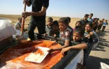 Des enfants irakiens font la queue pour obtenir de la nourriture le 6 octobre 2017 à la sortie de Hawija