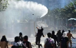 Affrontements entre manifestants et policiers anti-émeute, à Santiago le 21 octobre 2019