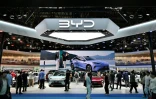 Des visiteurs au stand de BYD au salon de l’automobile de Pékin, à Pékin, le 30 avril 2026