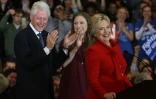 Hillary Clinton applaudie par son mari Bill Clinton et sa fille Chelsea Clinton à l'annonce des résulats de la primaire démocrate le 1er février 2016 au centre  Olmsted de l'université Drake à Des Moines dans l'Iowa 