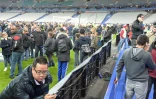 Le public sur la pelouse du Stade de France, cible d'une attaque terroriste le 13 novembre 2016 à Saint-Denis
