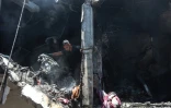 Un homme fouille les ruines d'une maison après un bombardement israélien à Jabalia, dans le nord de la bande de Gaza, le 2 juin 2025