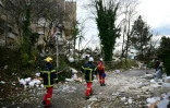 Des pompiers sur les lieux d'une explosion dans un immeuble résidentiel à Trévoux, dans l'Ain, le 16 décembre 2025
