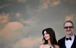 L'actrice américaine Anne Hathaway et le réalisateur américain James Gray le 19 mai 2022 au festival de Cannes avant la projection du film "Armageddon Time" 