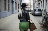 Mel Meliciousss (surnom), travailleuse du sexe et créatrice de contenu, dans une rue à Anvers, le 13 mars 2025 en Belgique