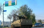Un véhicule blindé de l'armée libanaise est stationné à l'entrée de la ville de Bint Jbeil, dans le sud du Liban, le 27 janvier 2025