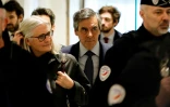 L'ex-Premier ministre français François Fillon (c) et son épouse Penelope Fillon (g) arrivent au palais de justice de Paris, le 10 mars 2020