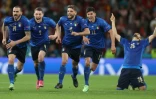 Les Italiens célèbrent leur qualification pour la finale de l'Euro après leur victoire aux tirs au but sur l'Espagne en demi-finale le 6 juillet 2021 à Wembley