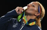 La boxeuse française Estelle Mossely (6-à kg) embrasse sa médaille d'or sur le podium aux JO de Rio, le 19 août 2016