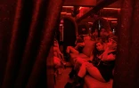 Des danseuses attendent avant une représentation au club de strip-tease "Flash Dancers", le 15 mai 2025 à Kharkiv, en Ukraine