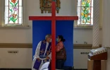 Confession dans une église du Panama, où les lieux de culte ont été autorisés à rouvrir le 17 août 2020