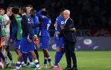 Le sélectionneur des Bleus Didier Deschamps enlace son capitaine Kylian Mbappe à la fin du match contre l'Islande, en qualification au Mondial-2026, le 9 septembre 2025 au Parc des Princes